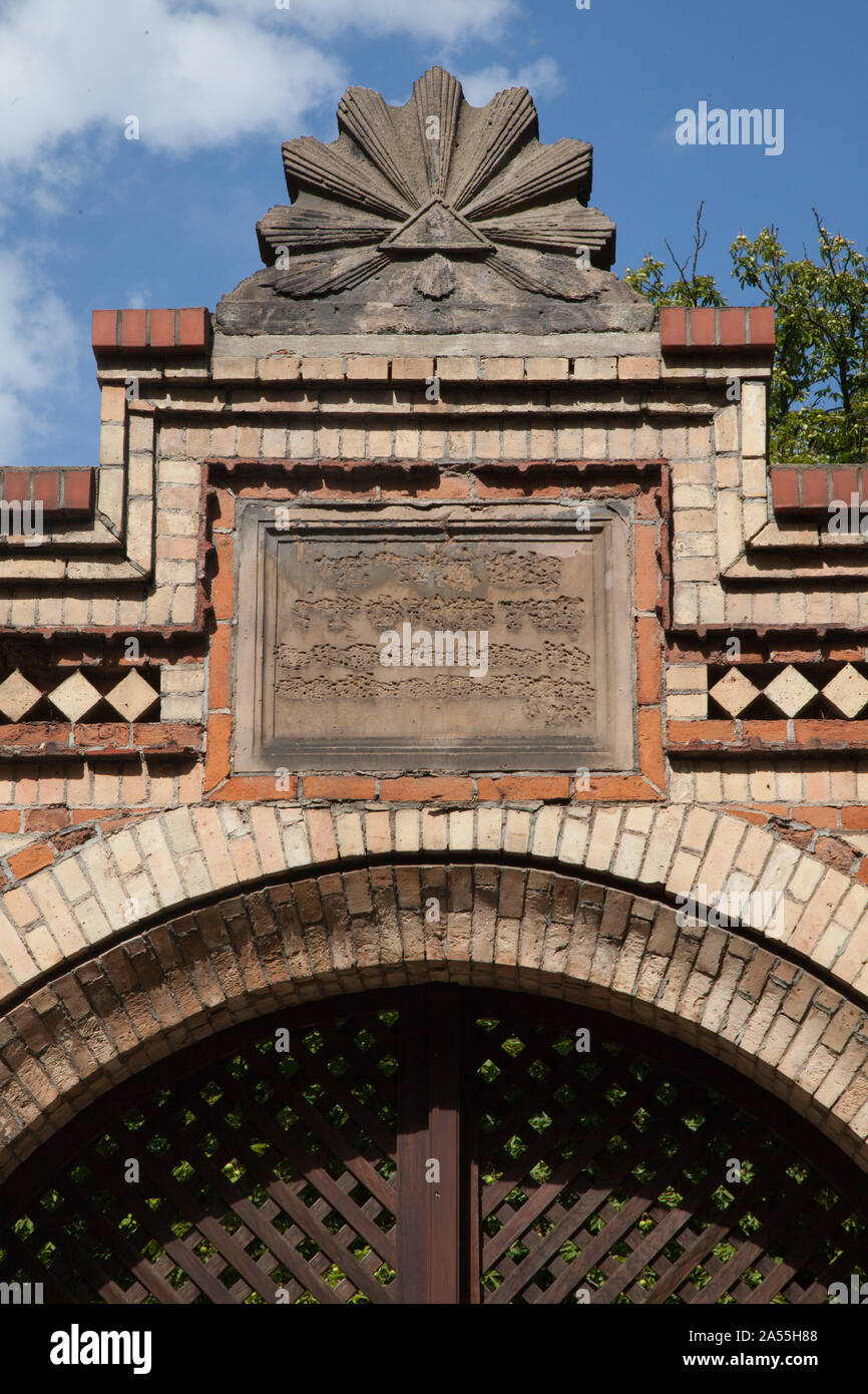 Halle, Jüdischer Friedhof. Halle S  Humboldtstrasse Jüdischer Fridhof Portalbau von 1869 links Turmhaube der ehem Feierhalle heute Synagoge Stock Photo