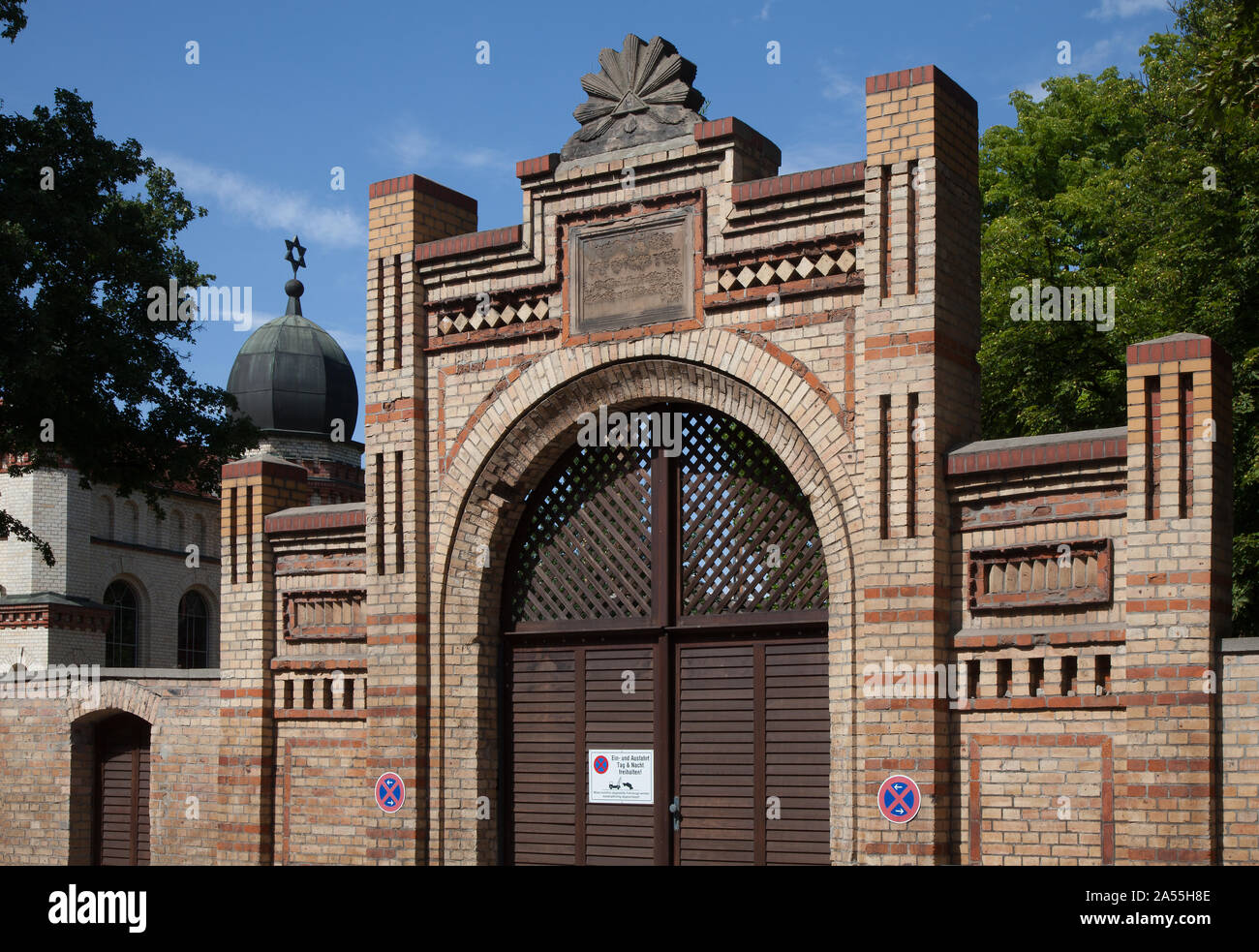 Halle, Jüdischer Friedhof. Halle S  Humboldtstrasse Jüdischer Fridhof Portalbau von 1869 links Turmhaube der ehem Feierhalle heute Synagoge Stock Photo