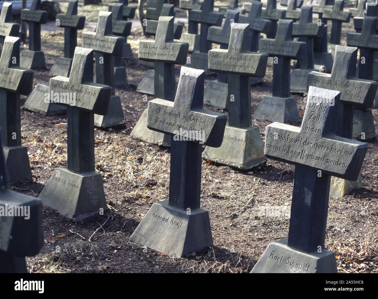 Halle, Soldatenfriedhof 1. Weltkrieg. Halle S  Otto-Stomps-Strasse 1 (Diemitz) Gefallenenfriedhof hinter der Dorfkirche Expressionistische Kreuze 1920 Stock Photo