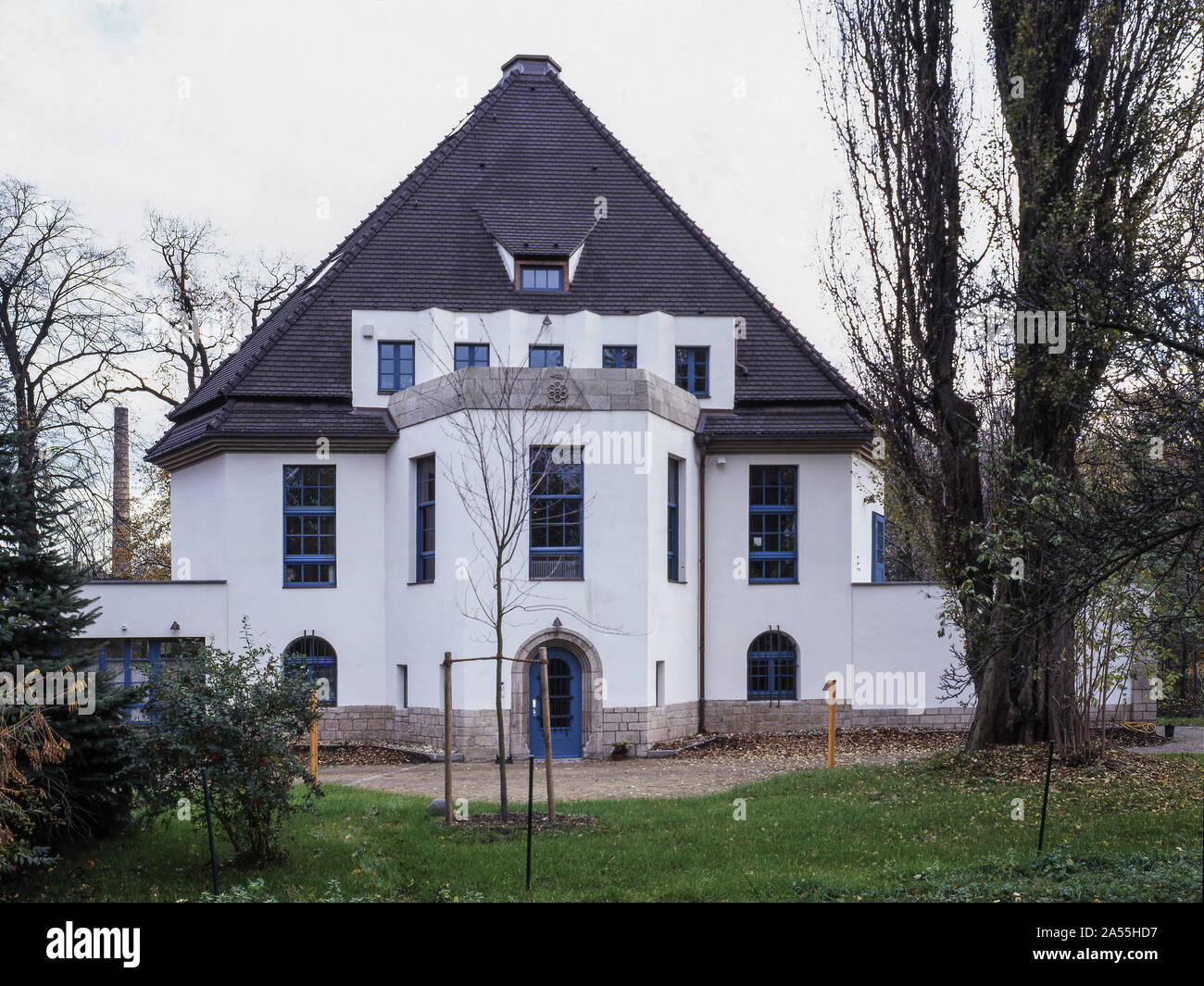 Halle, Ratswerder, Haus Zu den Sieben Waben. Halle S Ratswerder 7 von Wilhelm Ulrich 1924-25 Eingangsseite Stock Photo