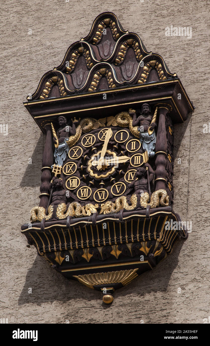Halle, Uhrerker am Stadtbad. Halle S  Schimmelstrasse 1-4 Stadtbad  1912-14 erbaut hölzerner Uhrerker Entwurf von Martin Knauthe Ausfürung durch Chris Stock Photo