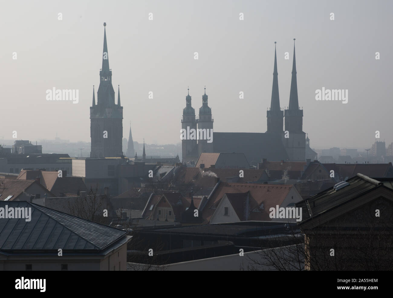 Halle, Stadtsilhouette. Halle S  Stadtwahrzeichen Fünf Türme von NO Roter Turm und Marktkirche. Stadt der fünf Türme Stock Photo