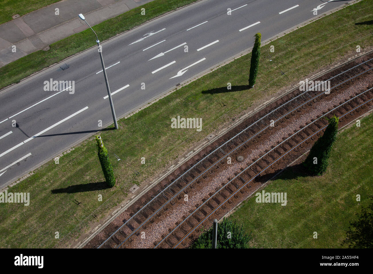Halle, Autostraße und Schienen. Halle S  Strassenbahntrasse und Autostrassevon oben Stock Photo