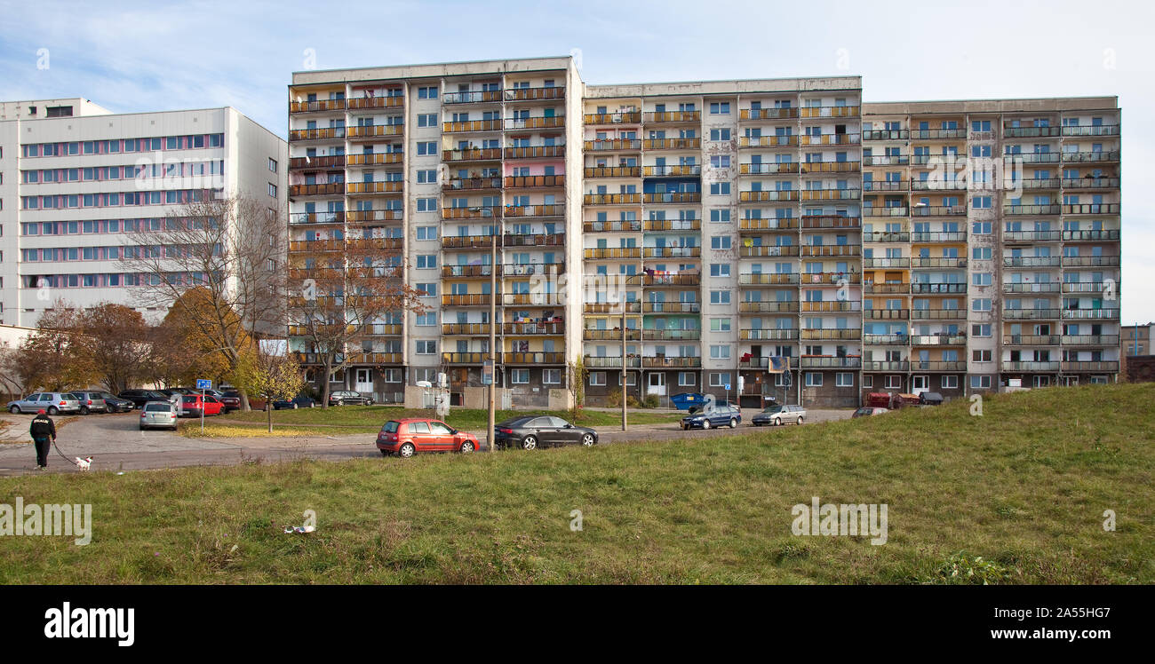 Halle, Plattenbauten. Halle S unsanierte Hochhäuser am ehem Thälmannplatz. Rückfronten Stock Photo