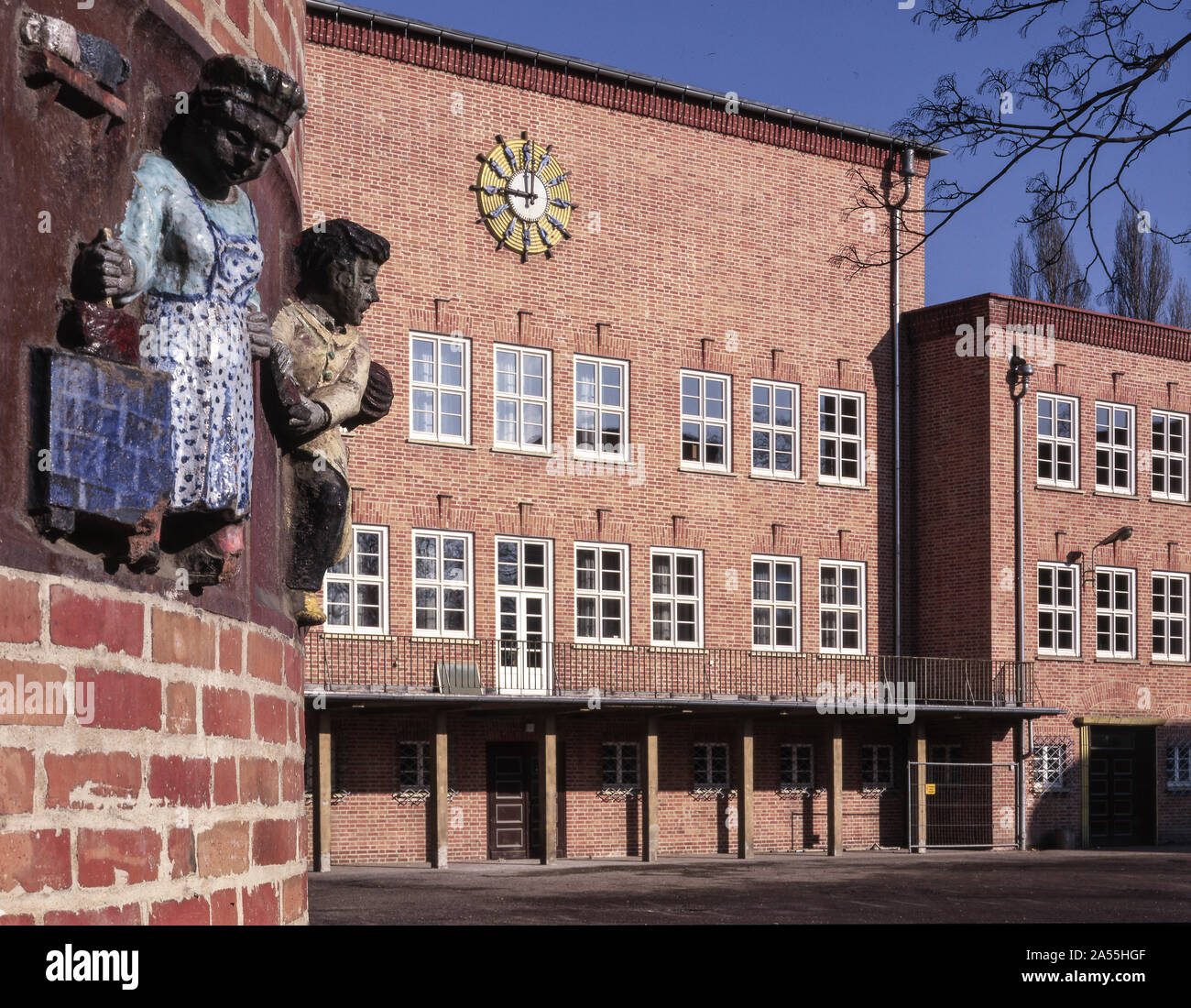 Halle, Pestalozzischule Pausenhof. Halle S  Vor dem Hamstertor 12 Pestalozzischule 1928-29 von Wilhelm Jost und Walter Engels. Pausenhof mit Keramikre Stock Photo