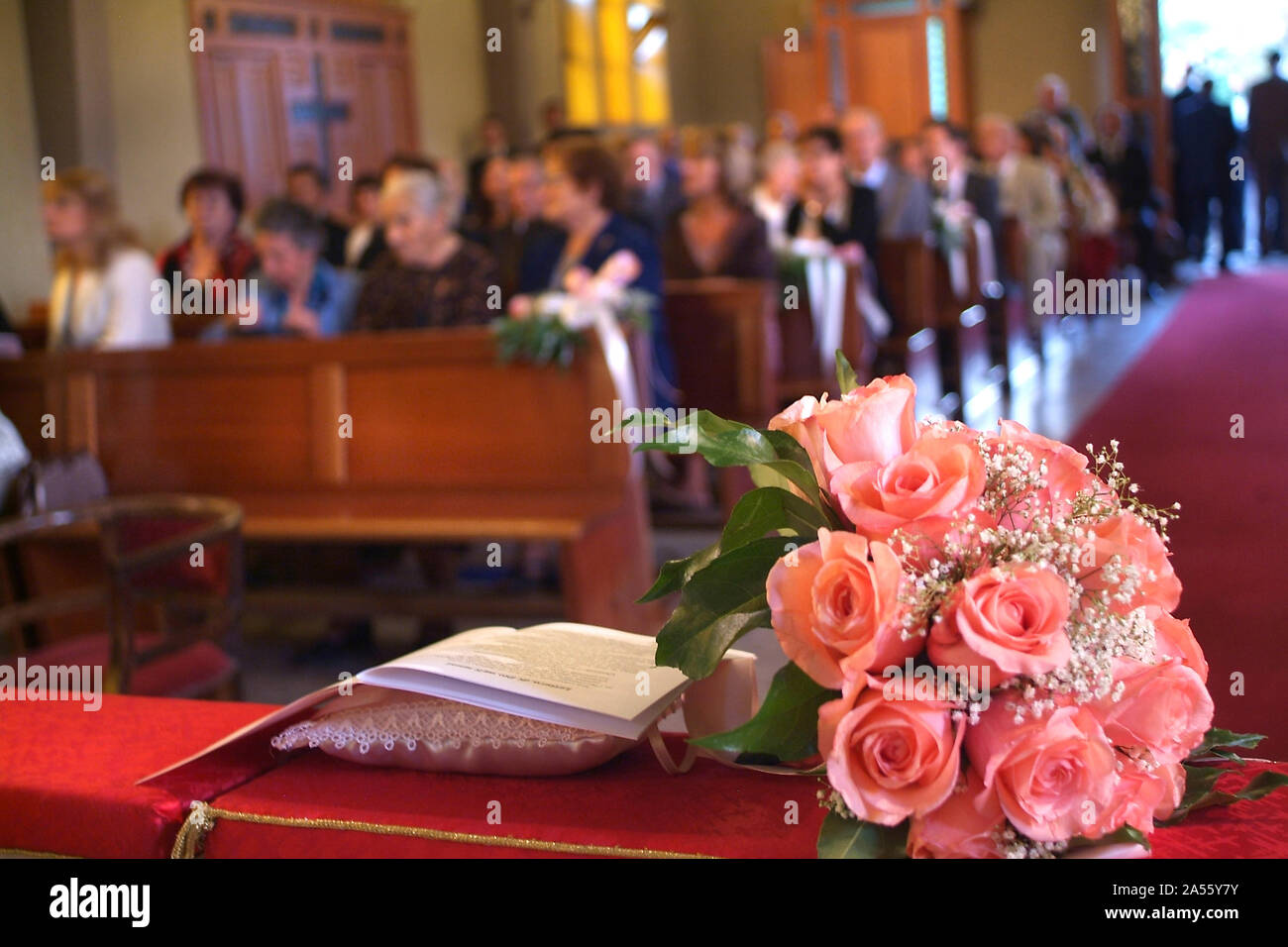 Bride and groom guests church hi-res stock photography and images - Alamy
