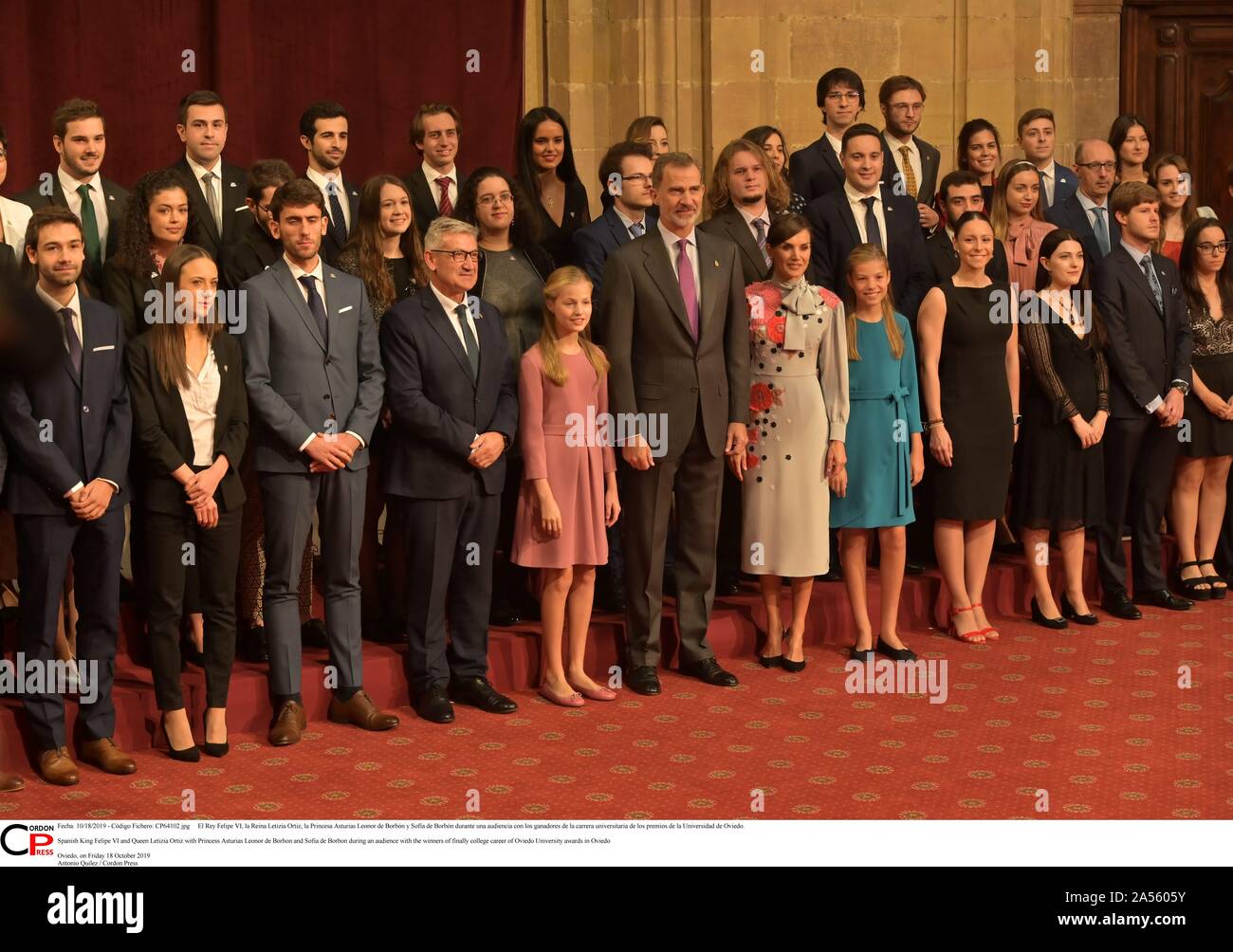 Oviedo, Spain. 18th Oct, 2019. El Rey Felipe VI, la Reina Letizia Ortiz, la  Princesa Asturias Leonor de Borbón y Sofía de Borbón durante una audiencia  con los ganadores de la carrera