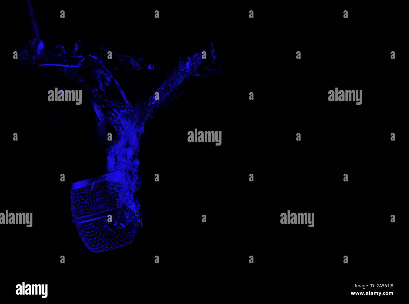 Microphone underwater sinking mic. Professional microphone in water