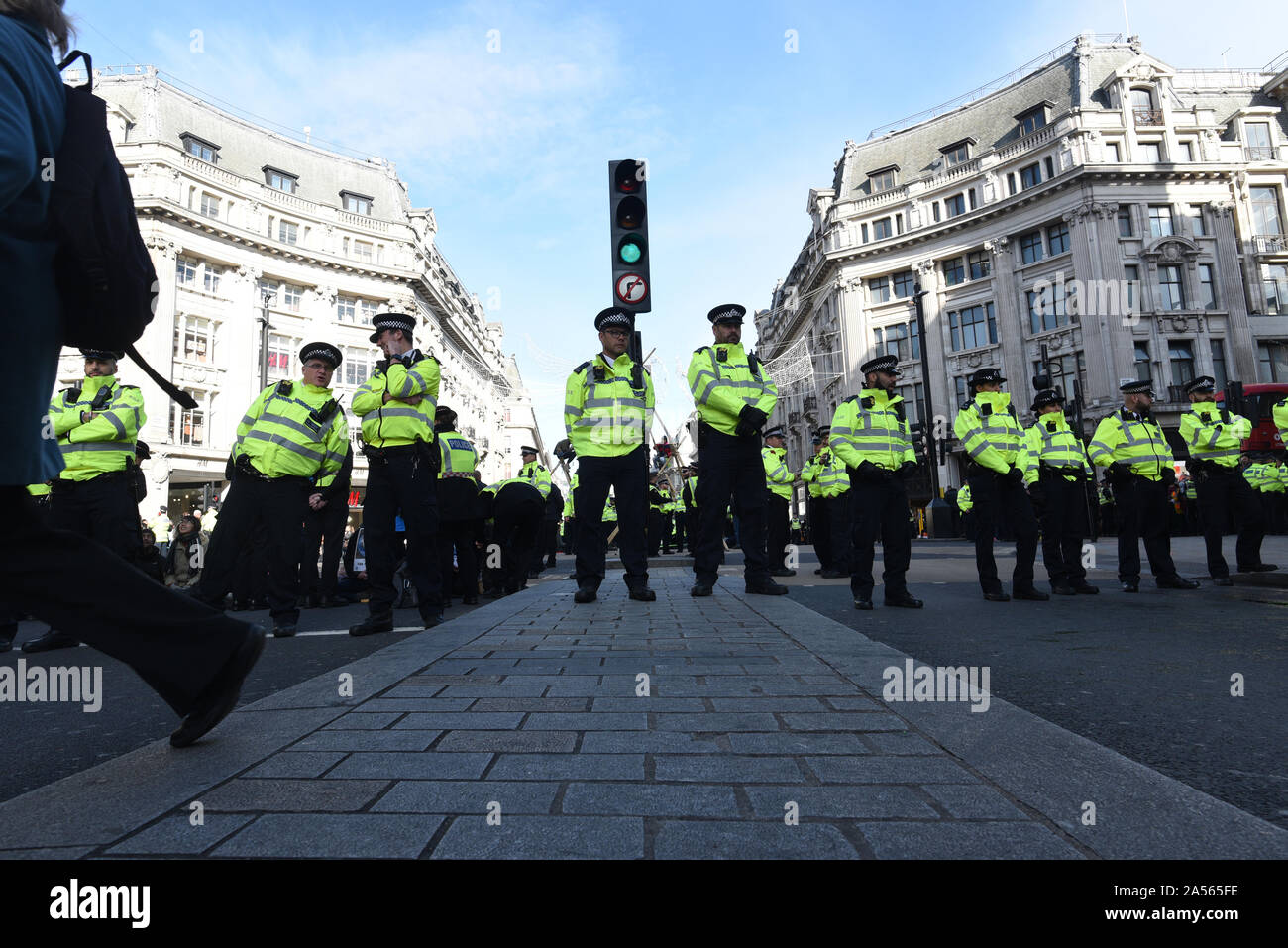 London, UK. 18th Oct, 2019. A row of Met Police officers stands around London’s Oxford Circus. Credit: Kevin Shalvey/Alamy Live News Stock Photo