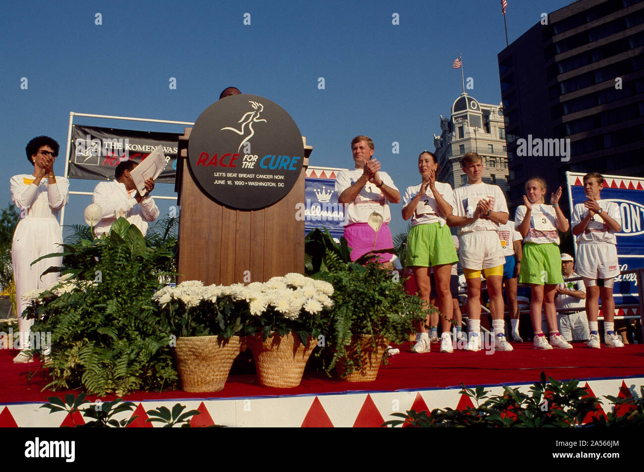 Vice President Dan Quayle and Second Lady Marilyn Quayle, to the right of the podium, at a Race for the (Cancer) Cure run in 1990, Washington, D.C Stock Photo
