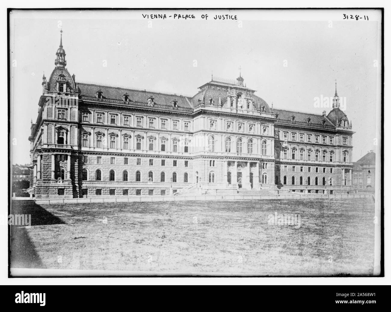 Vienna Palace of Justice Stock Photo Alamy