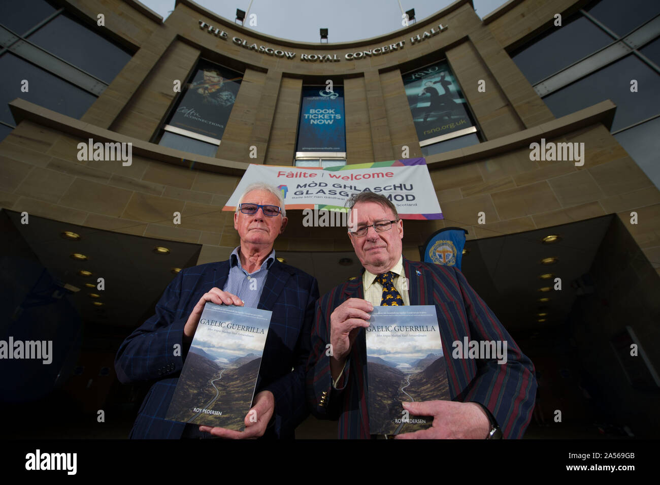 Glasgow, 17 October 2019. Pictured: (left) John Angus Mackay, and, (right) Roy Pedersen. Language Activist John Angus Mackay became well known as the ‘Gaelic Guerrilla’ because of his outstanding ability to campaign effectively through advocacy, influence, pressure and persuasion. As his biographer Roy Pedersen says, Mackay deployed ‘phycology, subterfuge, persuasion, passion, tenacity and, above all, courage’ in his lifelong battle to save and strengthen the Gaelic tongue and culture. Credit: Colin D Fisher/CDFIMAGES.COM Stock Photo