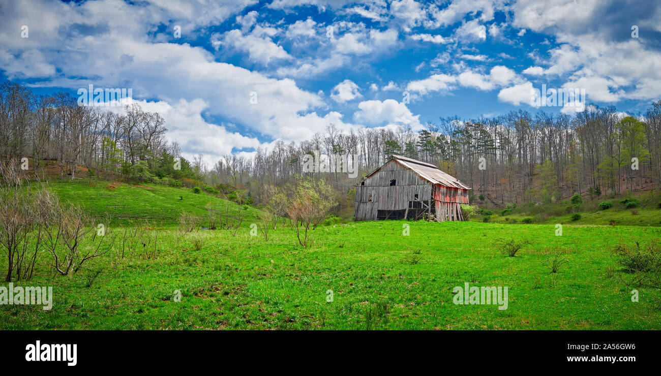 Old Kentucky barn in a field with partly sunny skies Stock Photo - Alamy