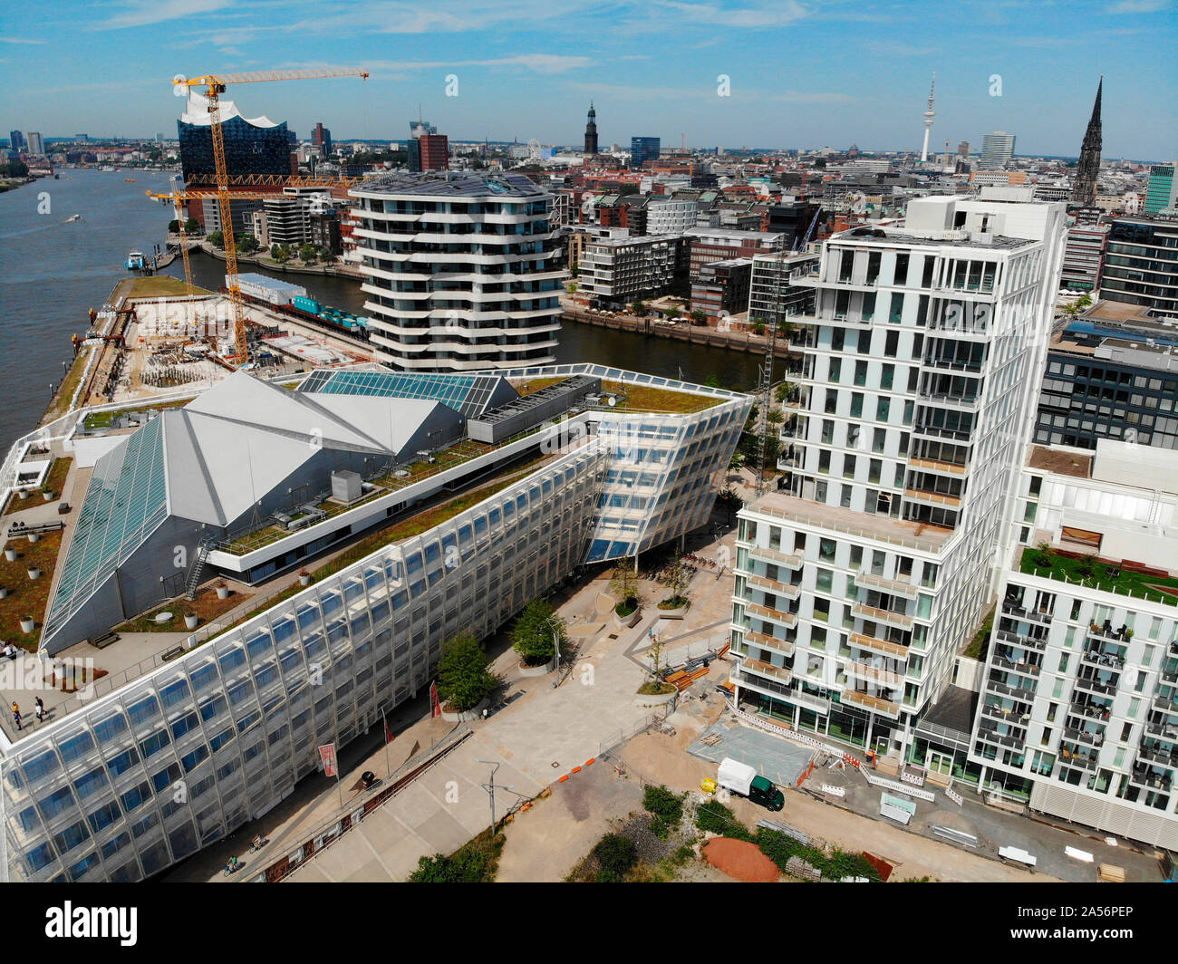 Luftbild: die Skyline von Hamburg an Neuentwicklungsgebieten und Baustellen im Bereich der alten Speicherstadt u.a. mit dem Marco Polo Tower, der Elbp Stock Photo