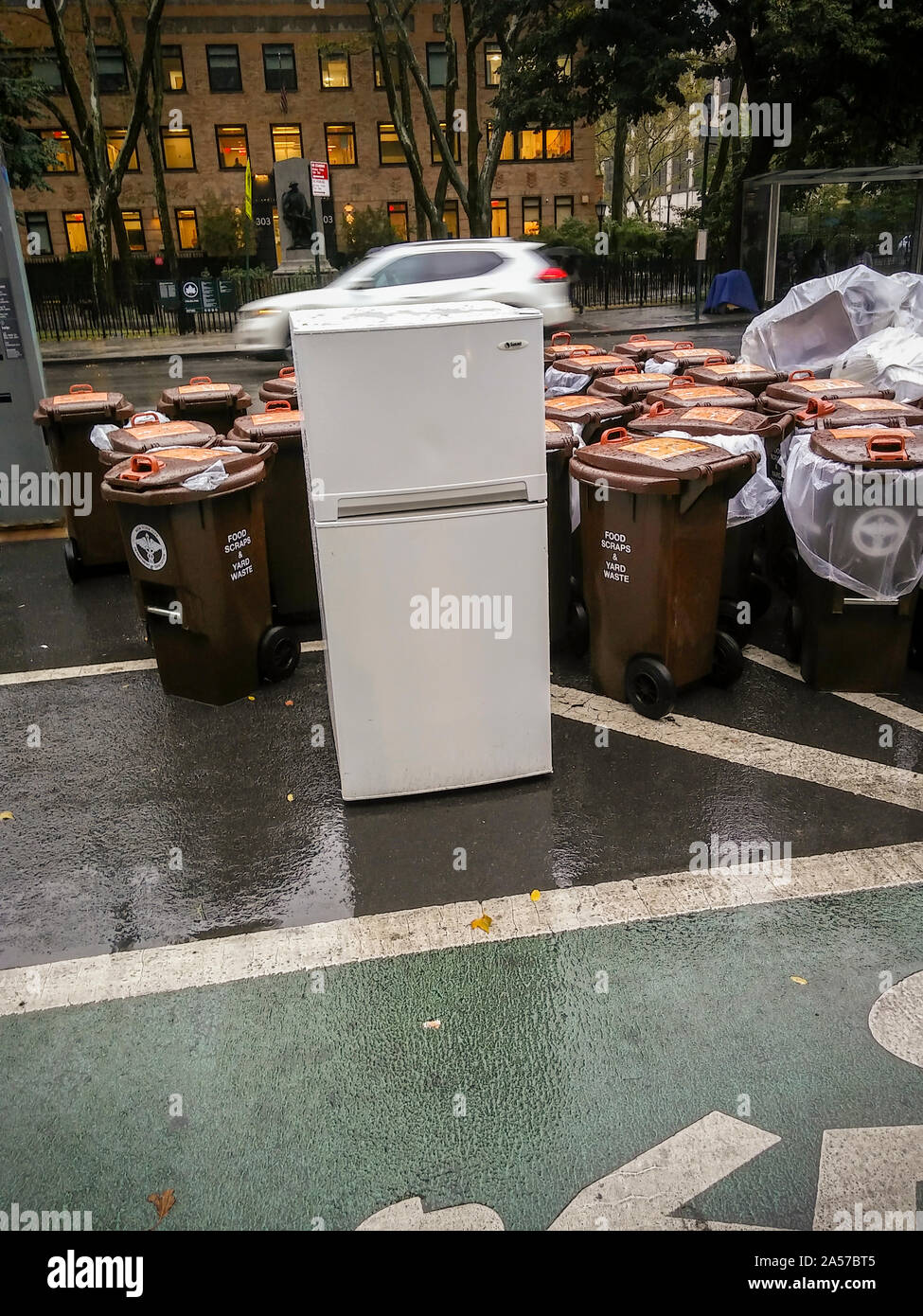 Bulk garbage pick up hires stock photography and images Alamy