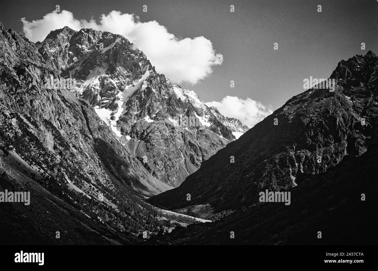 The North West face of Ailfroide at the head of the Veneon Valley in the Écrins National Park, France Stock Photo