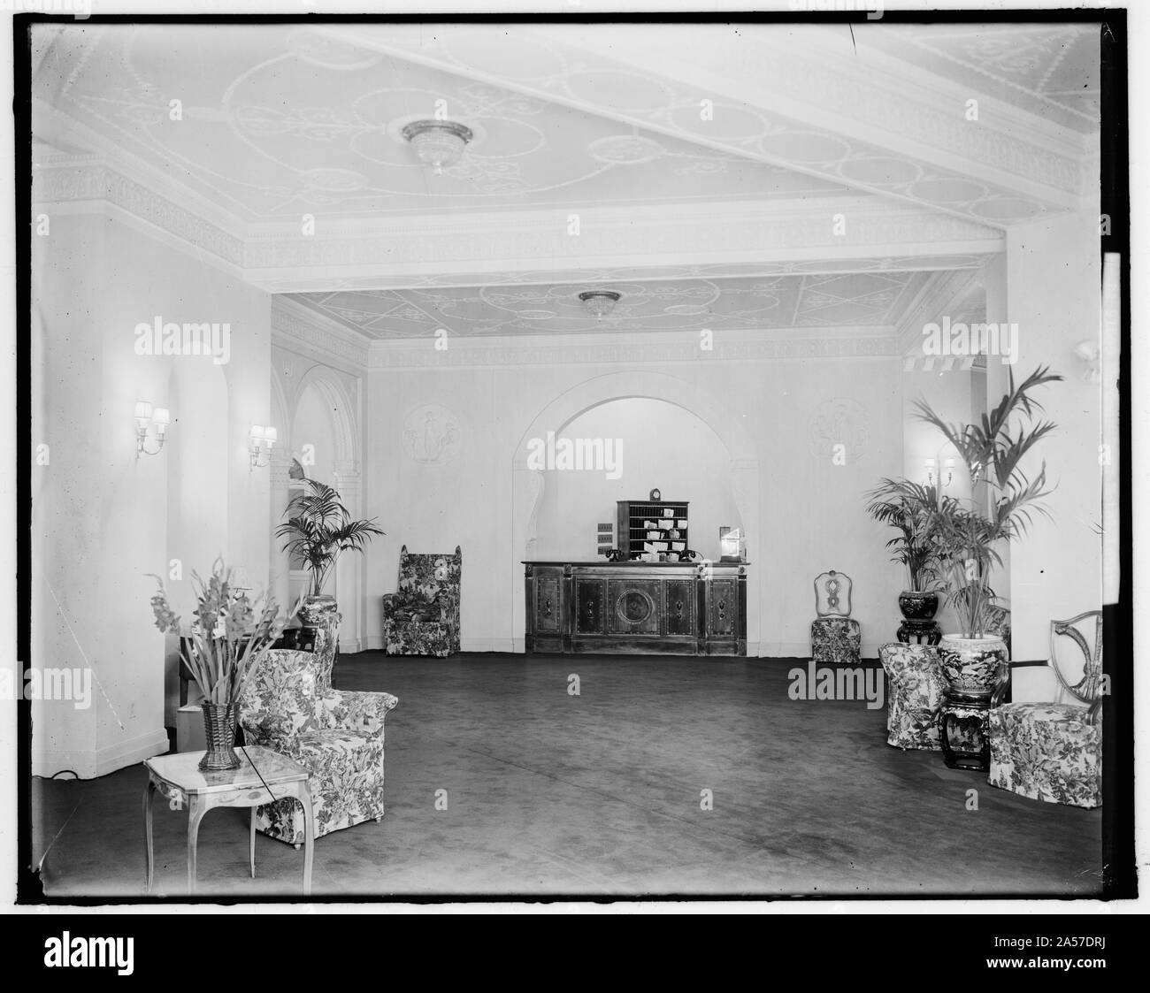 Luxury hotel reception lobby Black and White Stock Photos & Images - Alamy