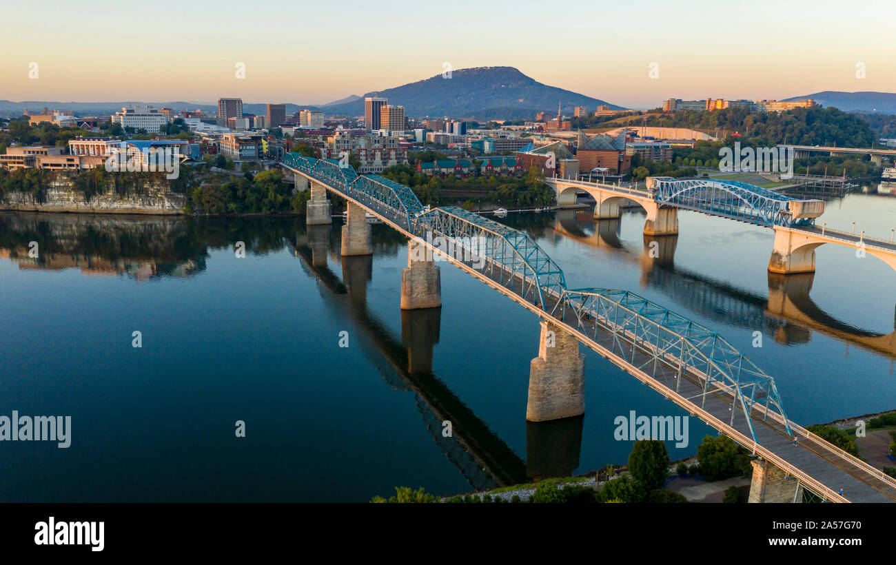The Tennessee River winds around the banks of downtown Chattanooga TN at dawn Stock Photo