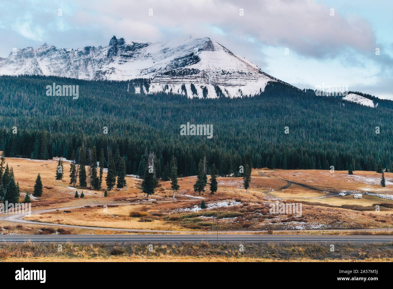 Snow capped rocky mountains hi-res stock photography and images - Alamy