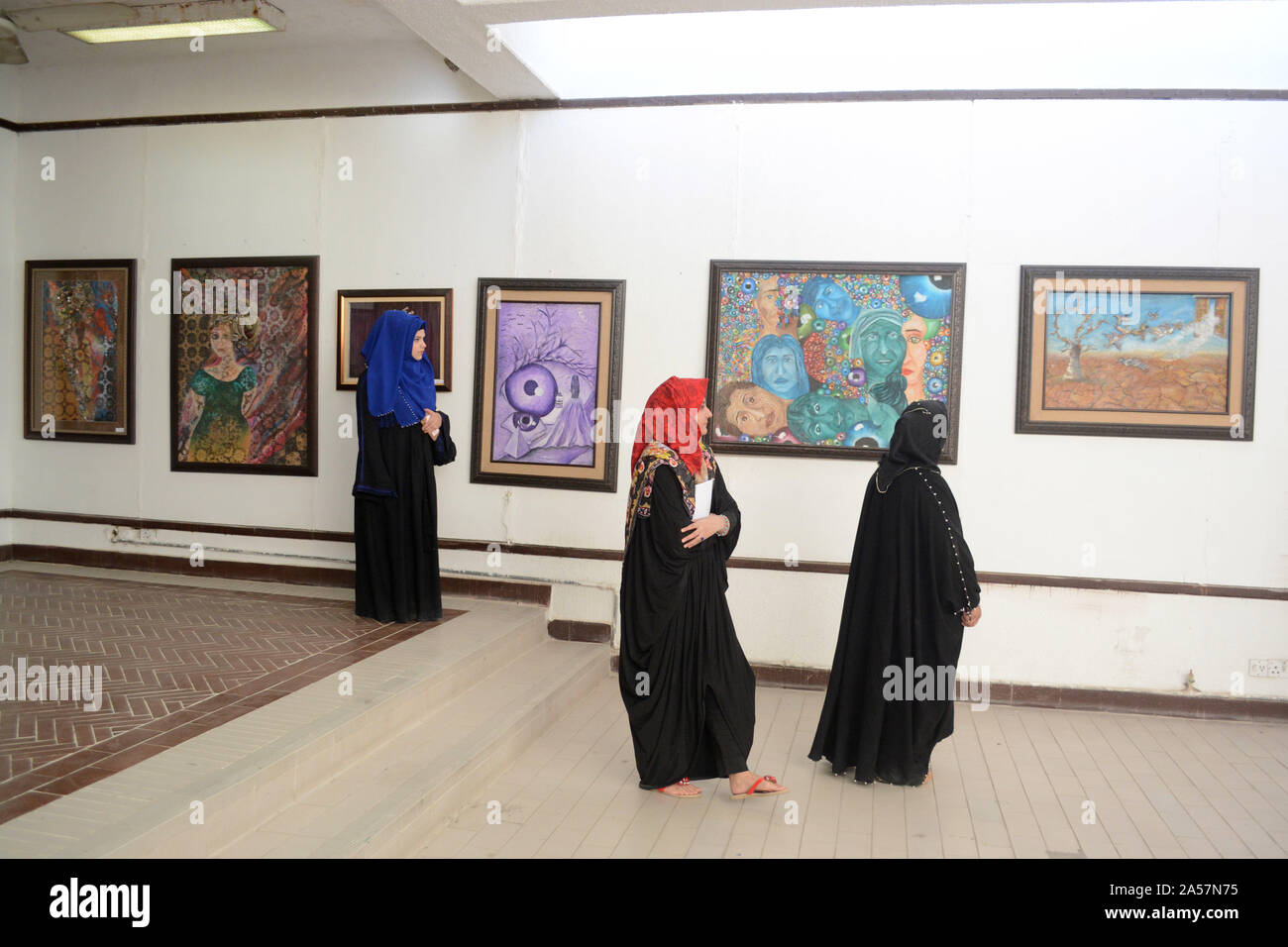 Quetta, Pakistan. 18th Oct, 2019. Women view paintings during Women Expressionism Painting