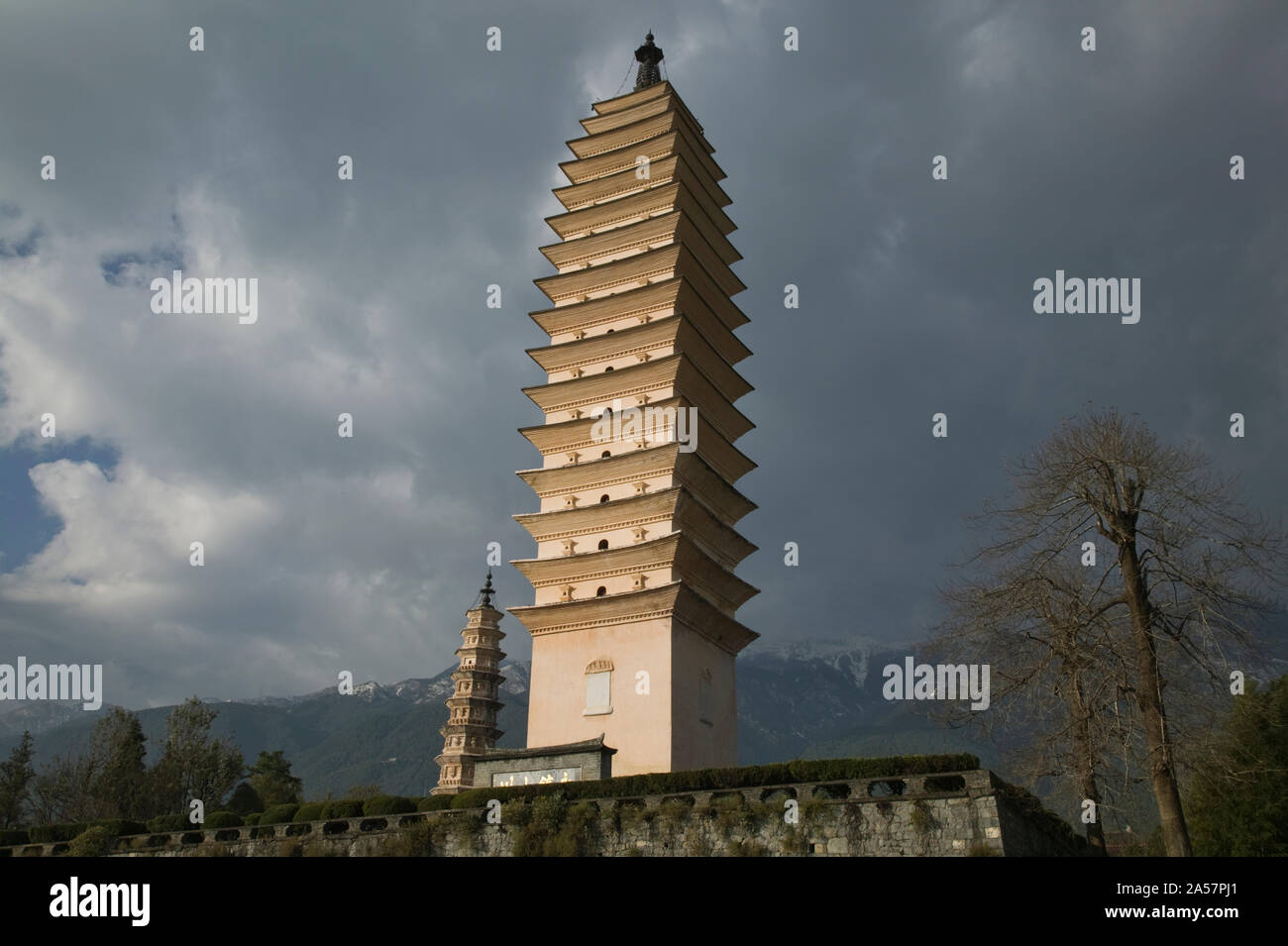 Low angle view of Qianxun Pagoda, Three Pagodas, Old Town, Dali, Yunnan Province, China Stock Photo