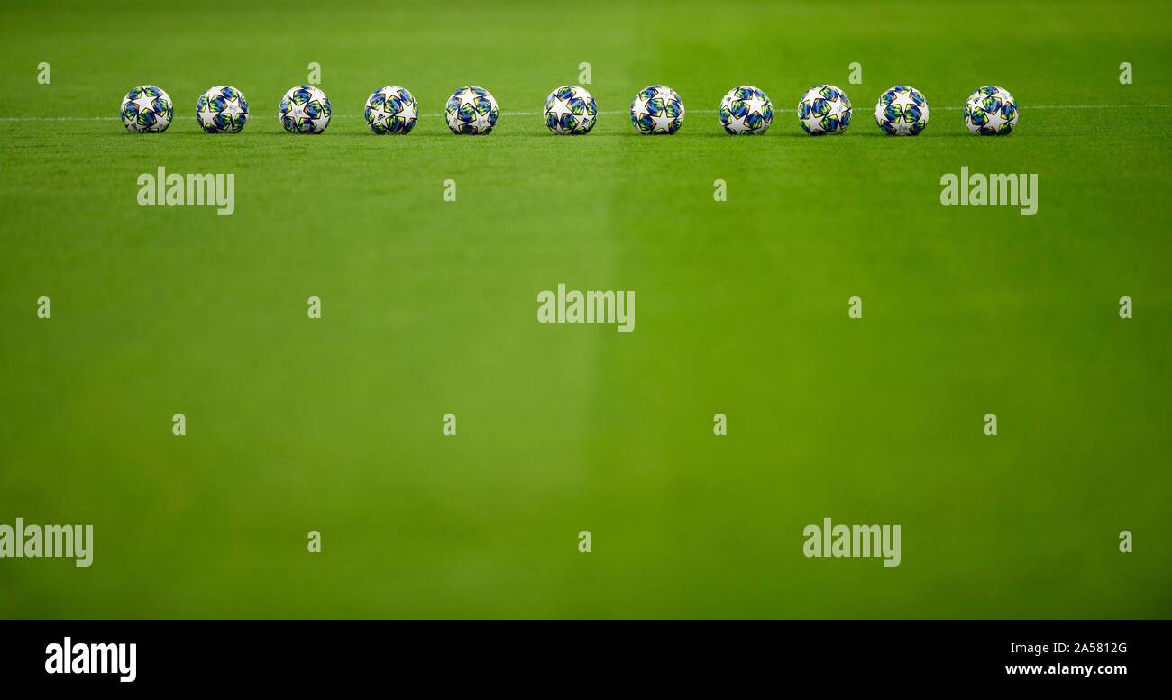 11 Adidas Champions League 19-20 match balls are on grass, Champions League, Allianz Arena, Munich, Bavaria. Germany (German) Stock Photo