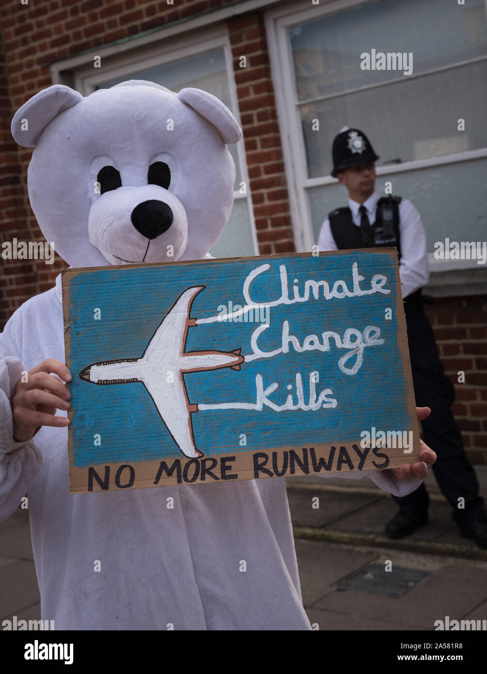 Uxbridge Magistrates' Court, London, UK. 19th August, 2015. Around a 30 anti-airport expansion protesters and well-wishers, some dressed as polar bear Stock Photo