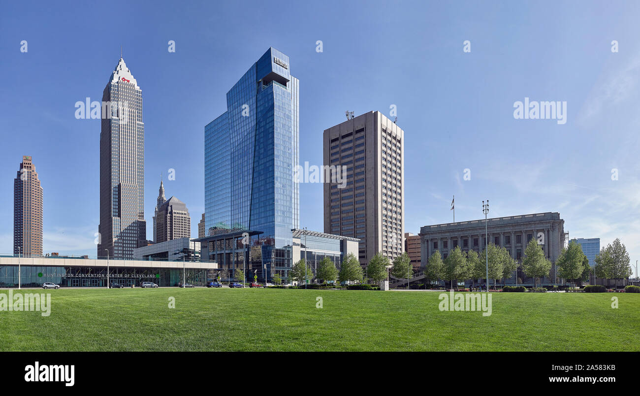 Skyline with skyscrapers seen from park, Lakeside Avenue, Cleveland, Ohio, USA Stock Photo