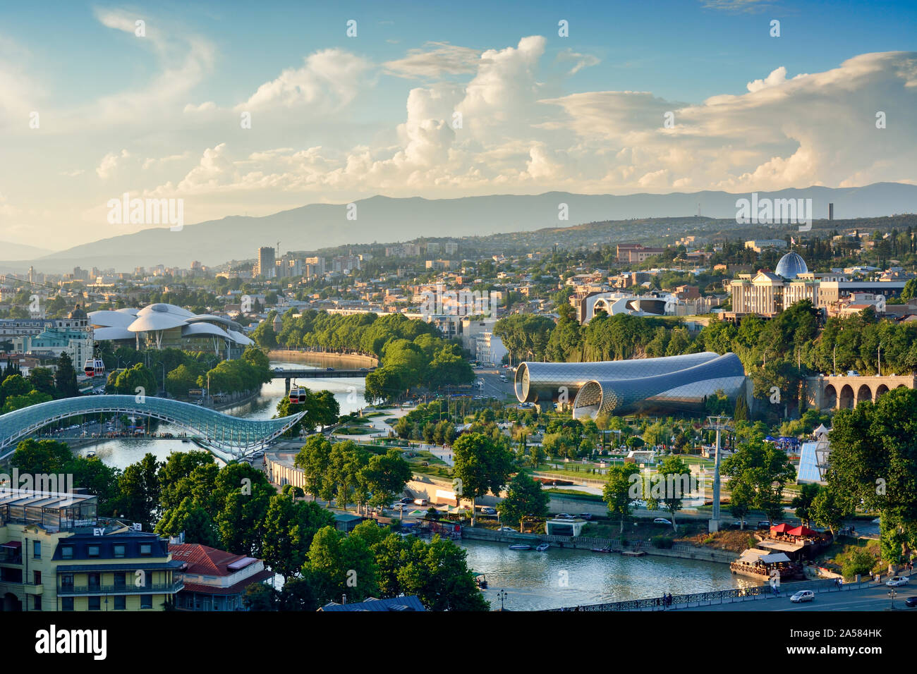 Bridge of Peace and the Mtkvari river. On the right, the Rike Park Music Theatre and Exhibition Hall and the Presidential Palace. Tbilisi, Georgia Stock Photo