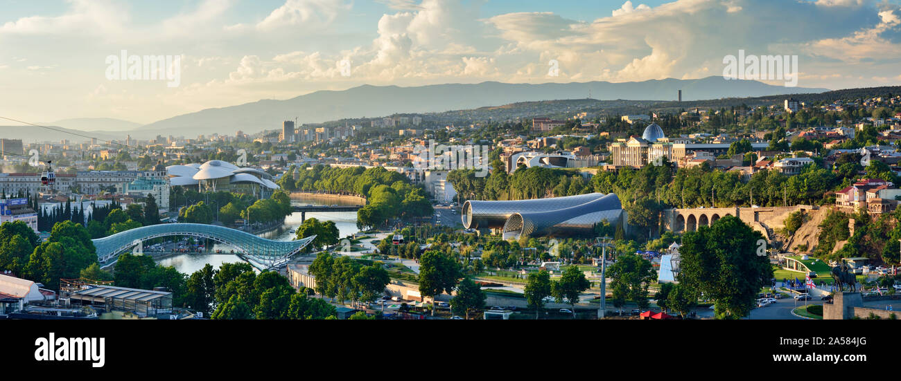 Bridge of Peace and the Mtkvari river. On the right, the Rike Park Music Theatre and Exhibition Hall and the Presidential Palace. Tbilisi, Georgia Stock Photo