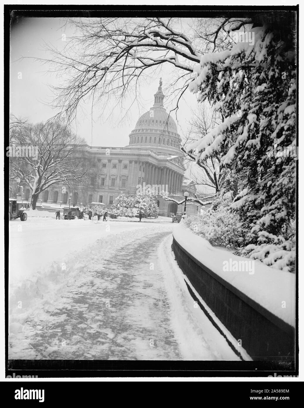 Washington whitened by heaviest snowfall in two years. Washington, D.C., Jan. 8. With a fall of 5.2 inches of snow, Washingtonians awoke this morning to find their Capital blanketed by the heaviest snowfall since 1938. This is a scene on Capitol Hill Stock Photo