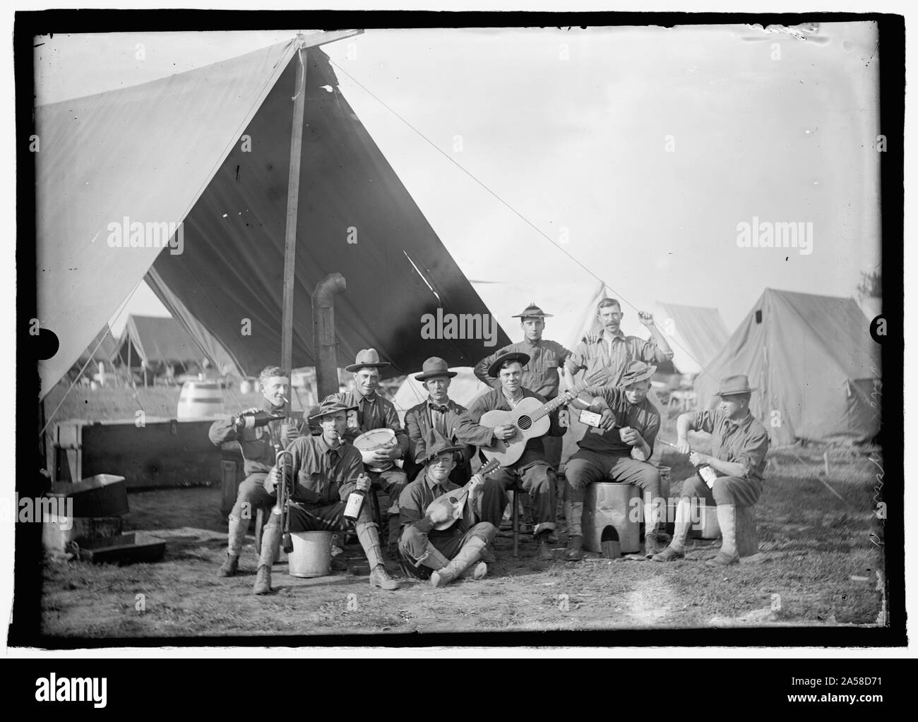 Group of soldiers in front of hi-res stock photography and images - Alamy