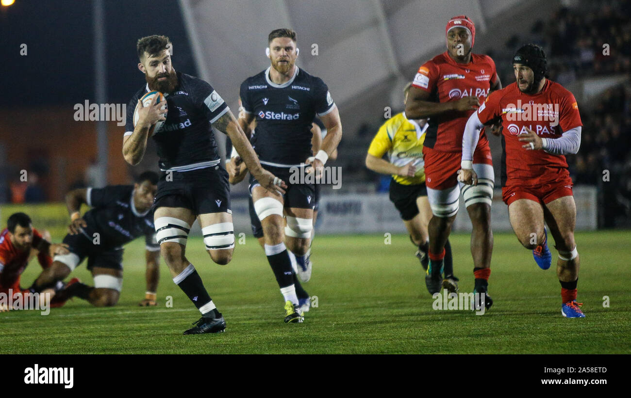 Newcastle, UK. 15th Sep, 2019. NEWCASTLE UPON TYNE, ENGLAND OCTOBER 18TH Gary Graham of Newcastle Falcons on the charge during the Greene King IPA Championship match between Newcastle Falcons and Hartpury College at Kingston Park, Newcastle on Friday 18th October 2019. (Credit: Chris Lishman | MI News) Editorial Use Only Credit: MI News & Sport /Alamy Live News Stock Photo