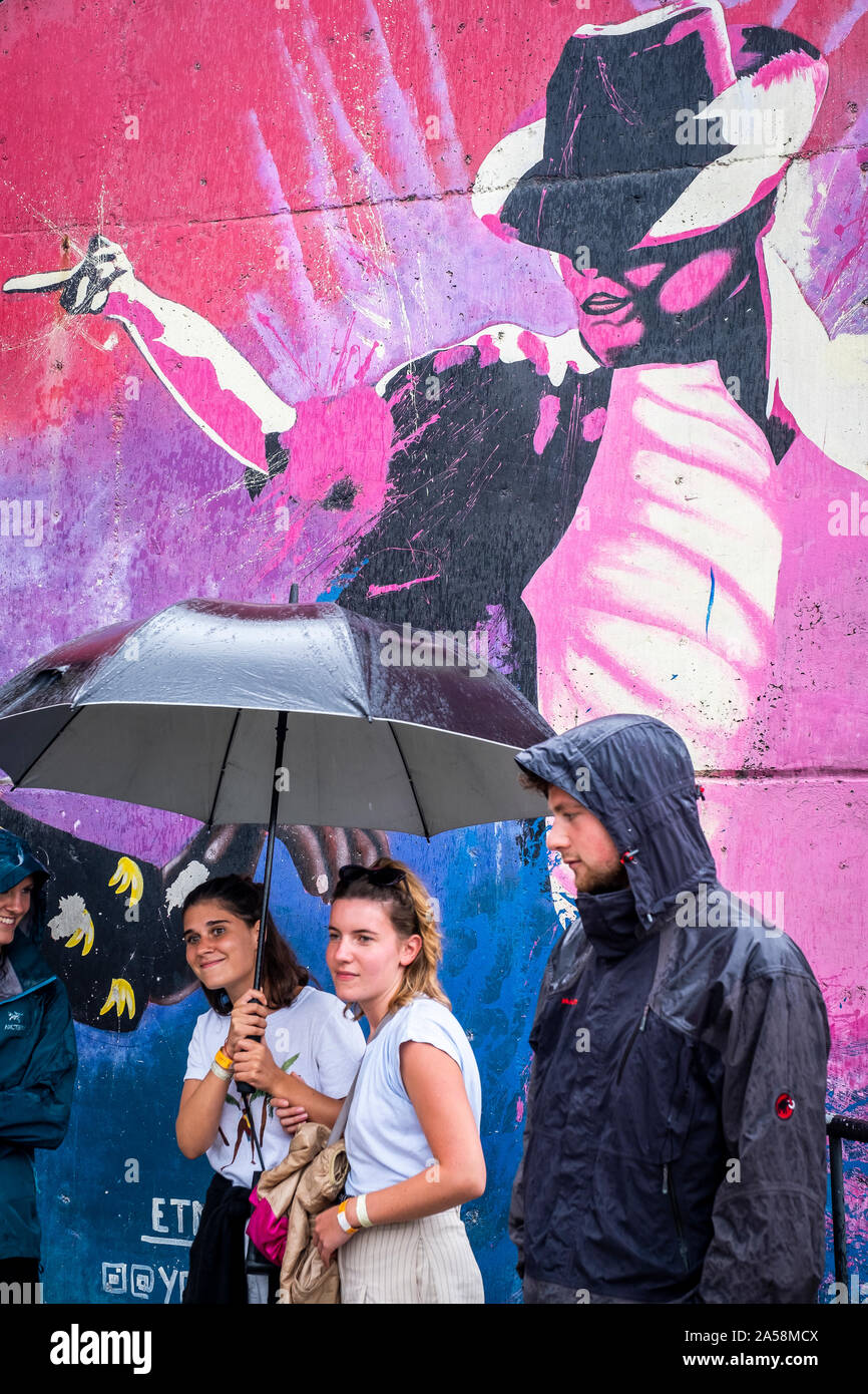 Tourists, Street art, mural, graffiti, Comuna 13, Medellín, Colombia Stock Photo