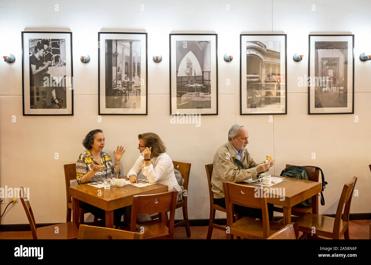 Caffè in grani arrosto in contenitore, caffè colombiano Foto stock - Alamy