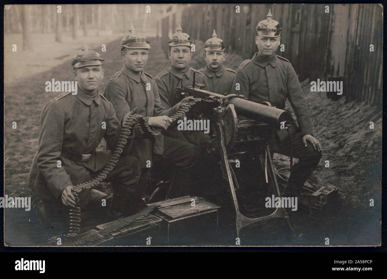 Unidentified German soldiers in uniform with 08/15 machine gun Stock Photo