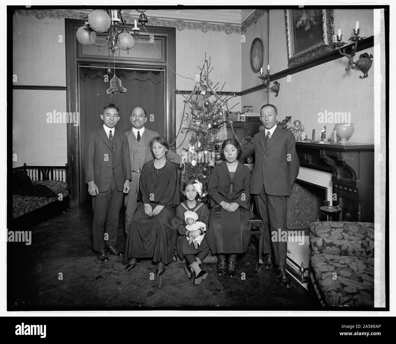Unidentified family with Christmas tree Stock Photo Alamy