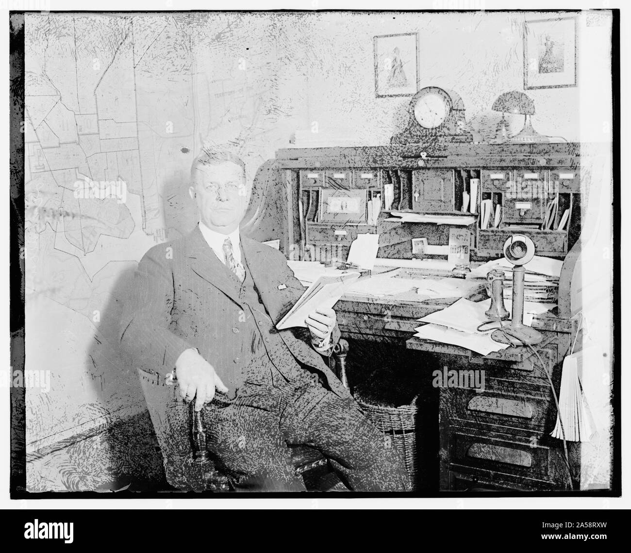 Man at desk historical hi-res stock photography and images - Alamy