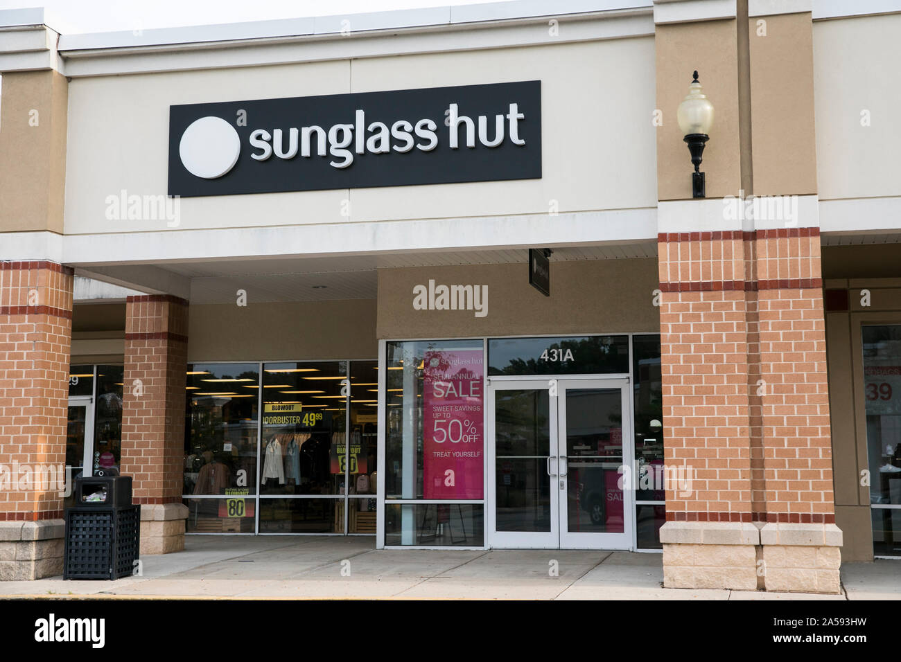 Sunglass hut retail store hi-res stock photography and images - Alamy