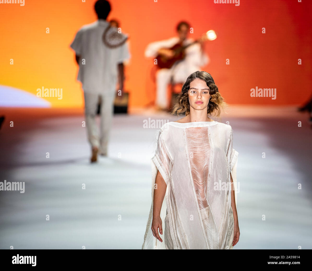 Sao Paulo, Brazil. 18th Oct 2019. SPFW N48 - Actress Laura Neiva during the fashion show of the actress Laura Neiva during the 48th edition of the São Paulo Fashion Week held at the Brazilian Cultures Pavilion, in Ibirapuera Park in São Paulo, SP. (Photo: Richard Callis/Fotoarena) Stock Photo