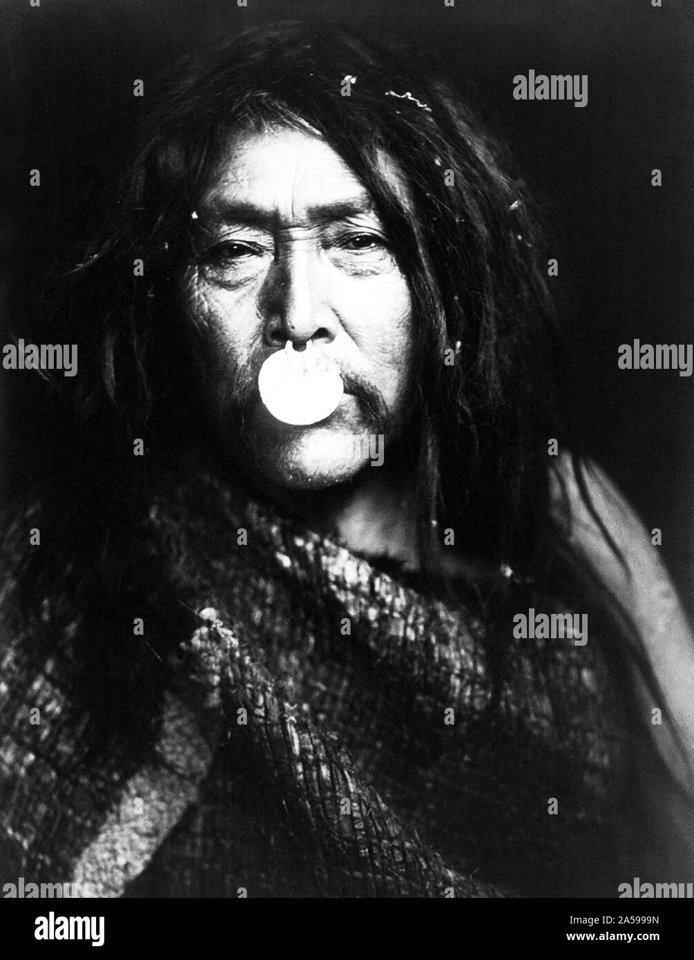 Edward S. Curits Native American Indians - Naemahlpunkuma, a Hahuamis man, wearing a nose ornament that covers his mouth ca. 1914 Stock Photo