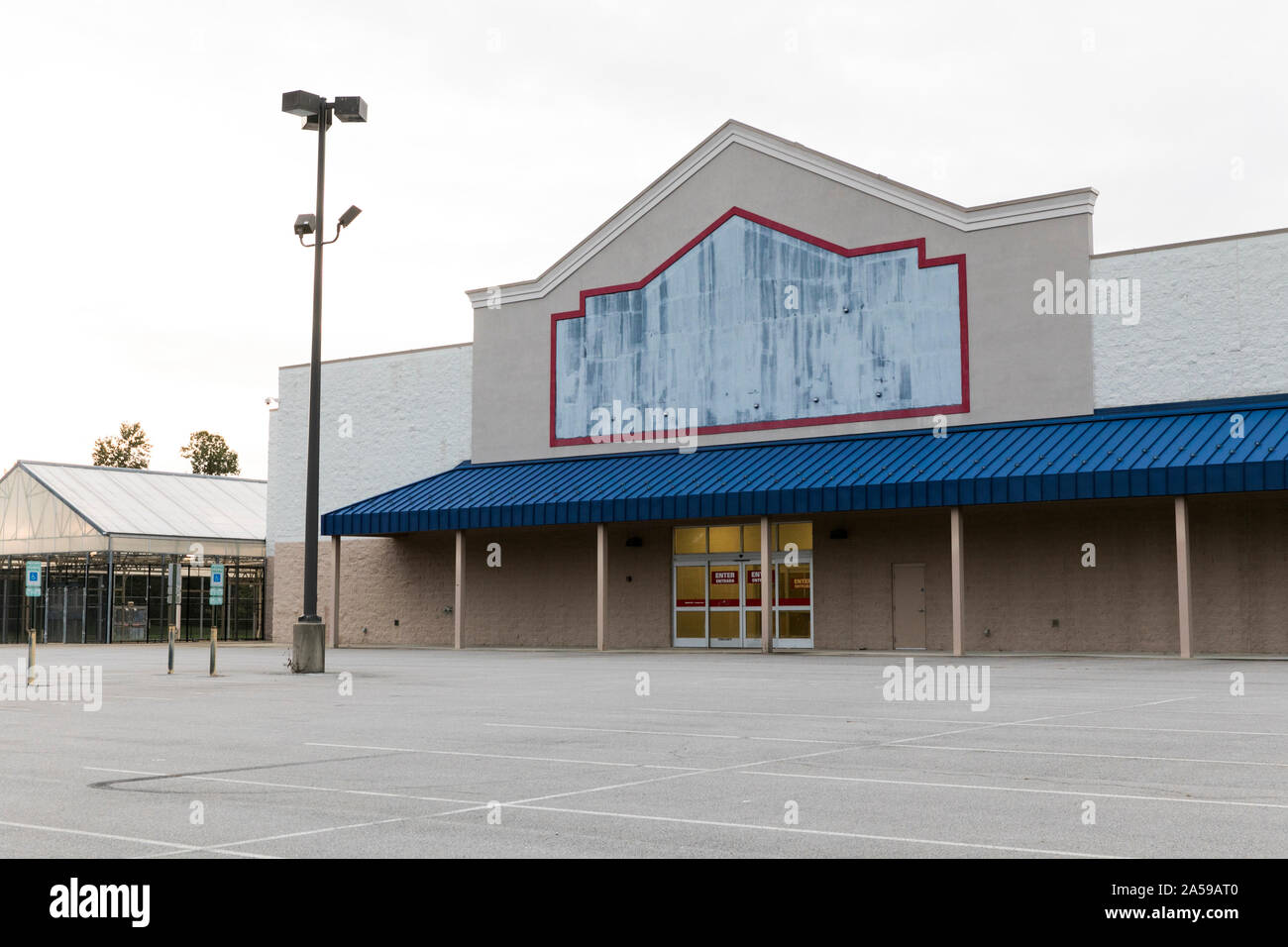 Lowe's storefront lowes store hires stock photography and images Alamy