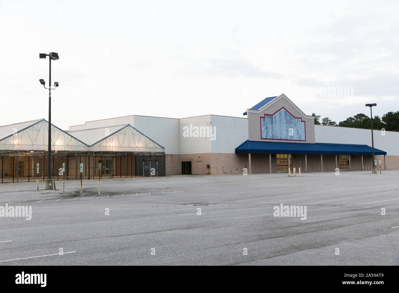 The facade of a closed and abandoned Lowe's retail store location in