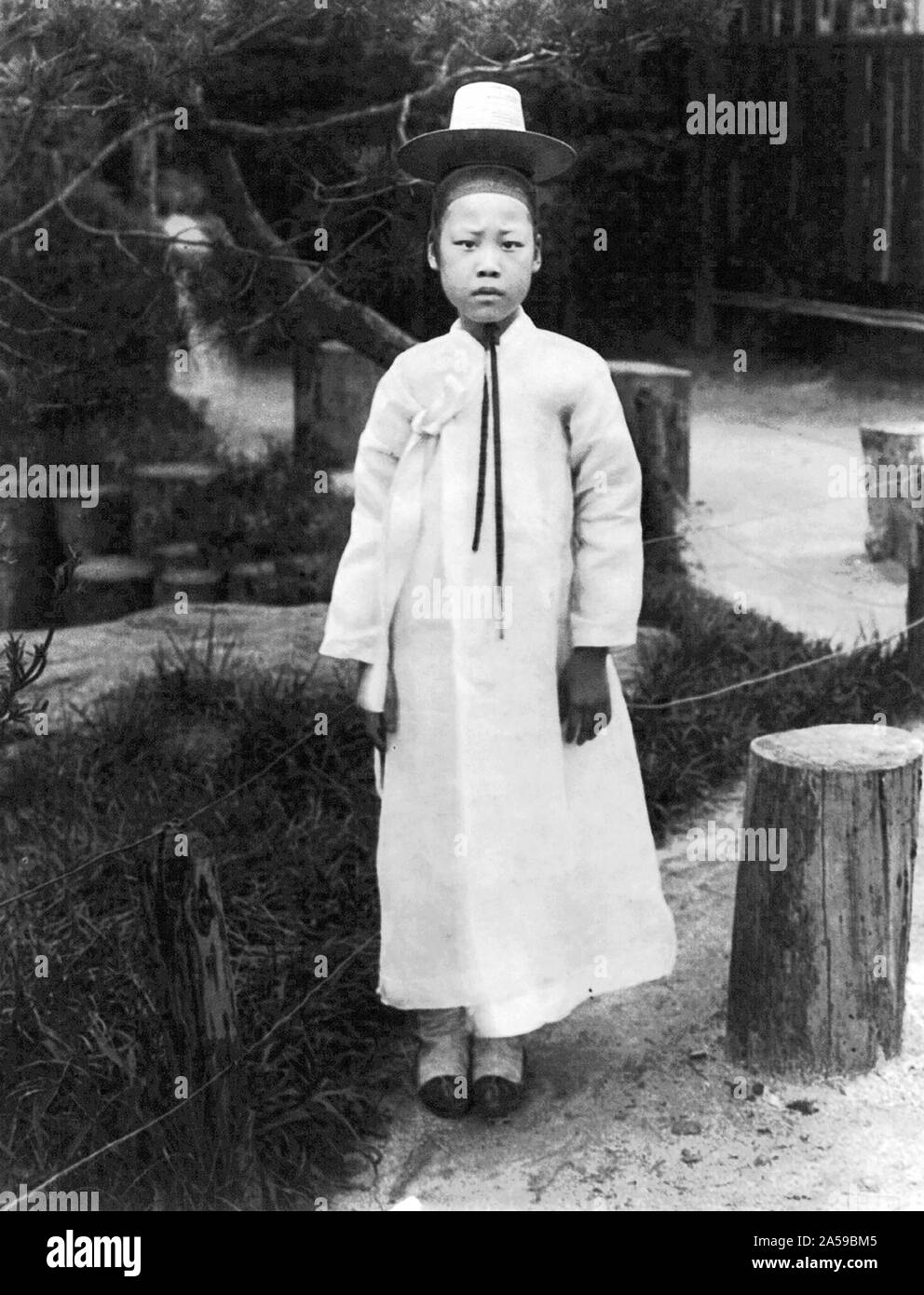 Boy wearing horse hair hat as a symbol of engagement to marry. 1910-1920 Korea Stock Photo