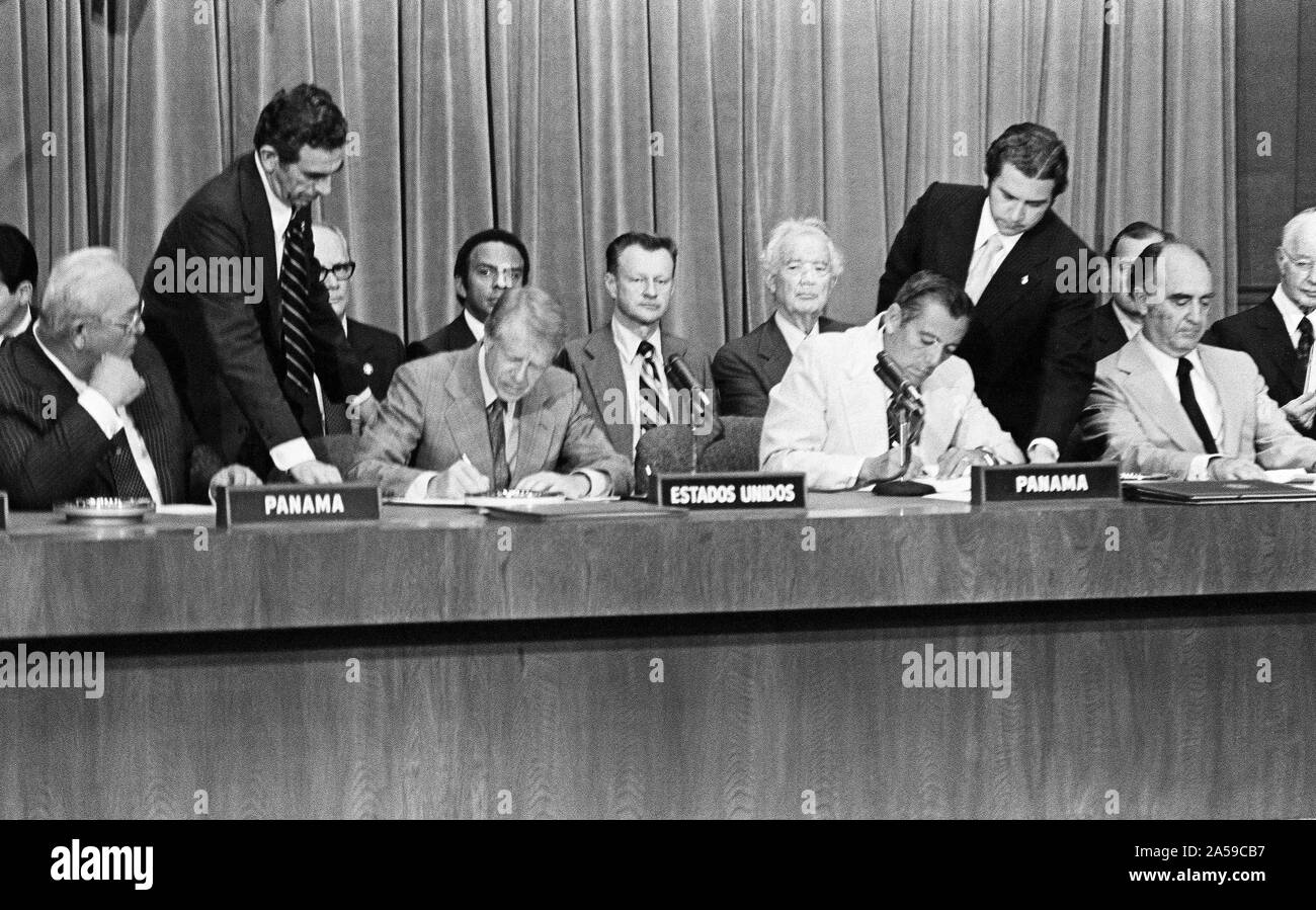 1978 - President Jimmy Carter, and General (GEN) Omar Torrijos sign the Instruments of Ratification of the Panama Canal Treaty. Stock Photo