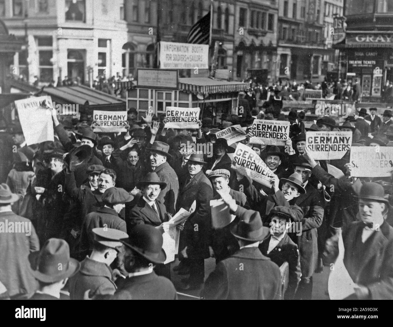Peace rumor, New York. Crowd at Times Square holding up Extras telling about the signing of the Armistice. The Government report that the news was not true did not stop the celebration.  11/07/1918 Stock Photo