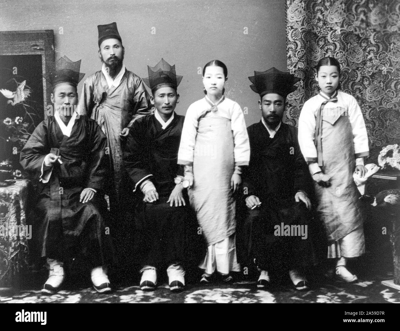 Family group. Six people posed, full lgth. 1910-1920 Korea Stock Photo