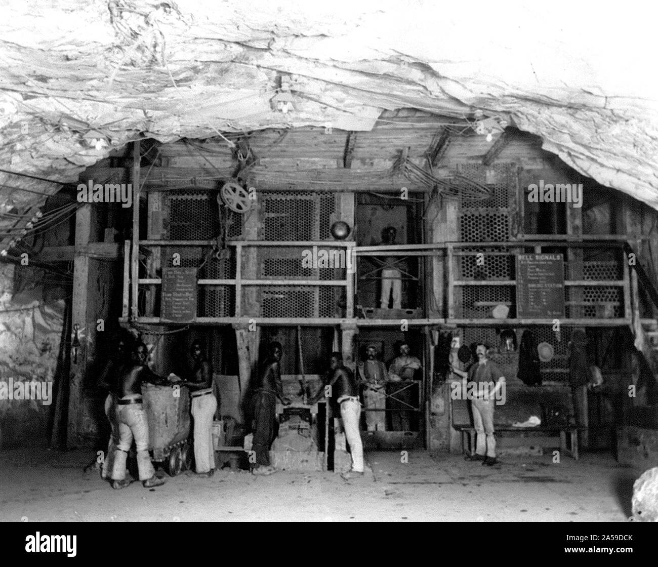 Men working 2000 ft. undergound in Kimberley Diamond Mine, South Africa 1890-1905 Stock Photo