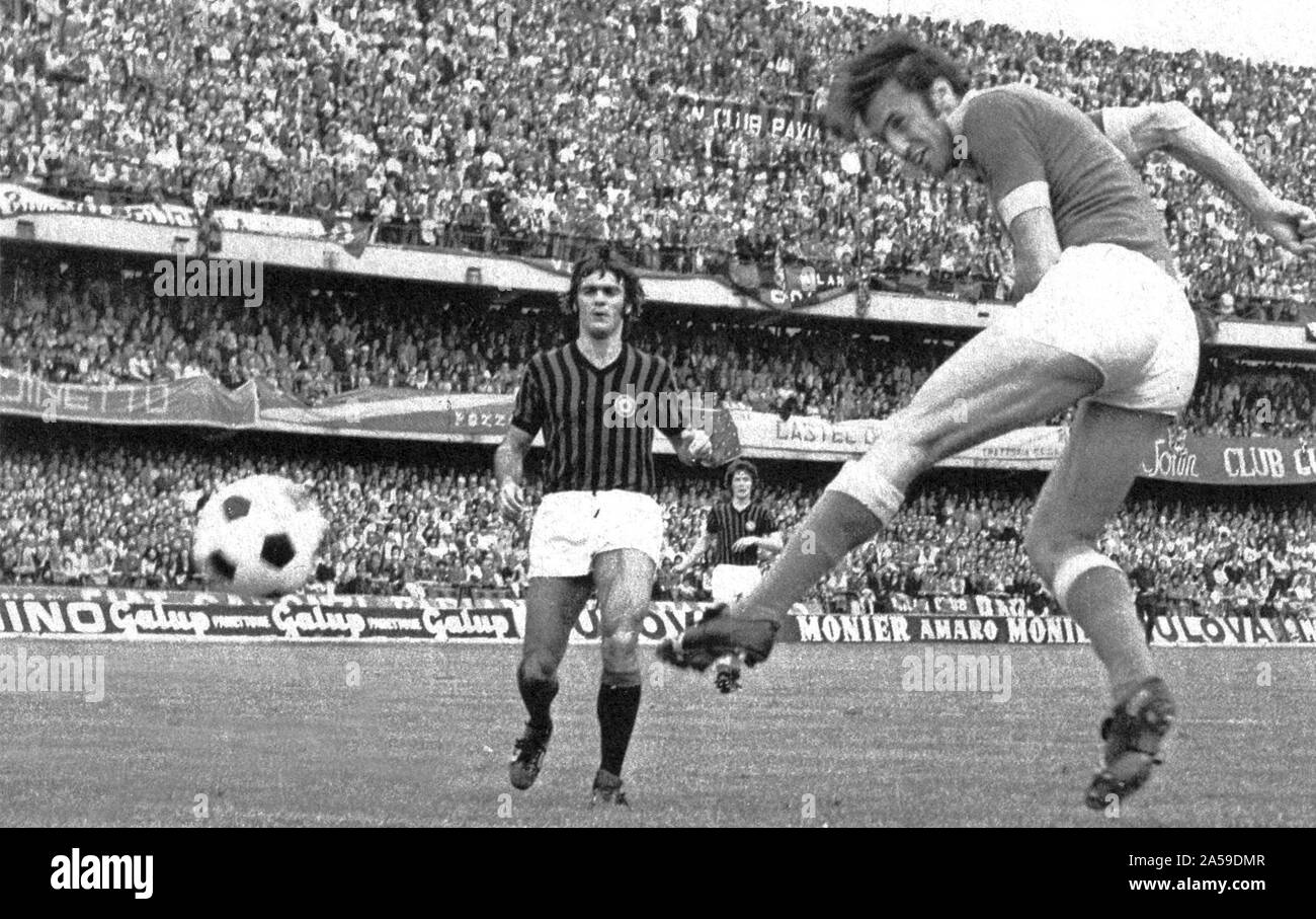 Verona, Marcantonio Bentegodi Stadium, May 20, 1973. Hellas Verona — AC Milan 5-3, Italy Championship 1972–73 Serie A. The milanist Giuseppe Sabadini watch Paolo Sirena score the first goal for Verona Stock Photo