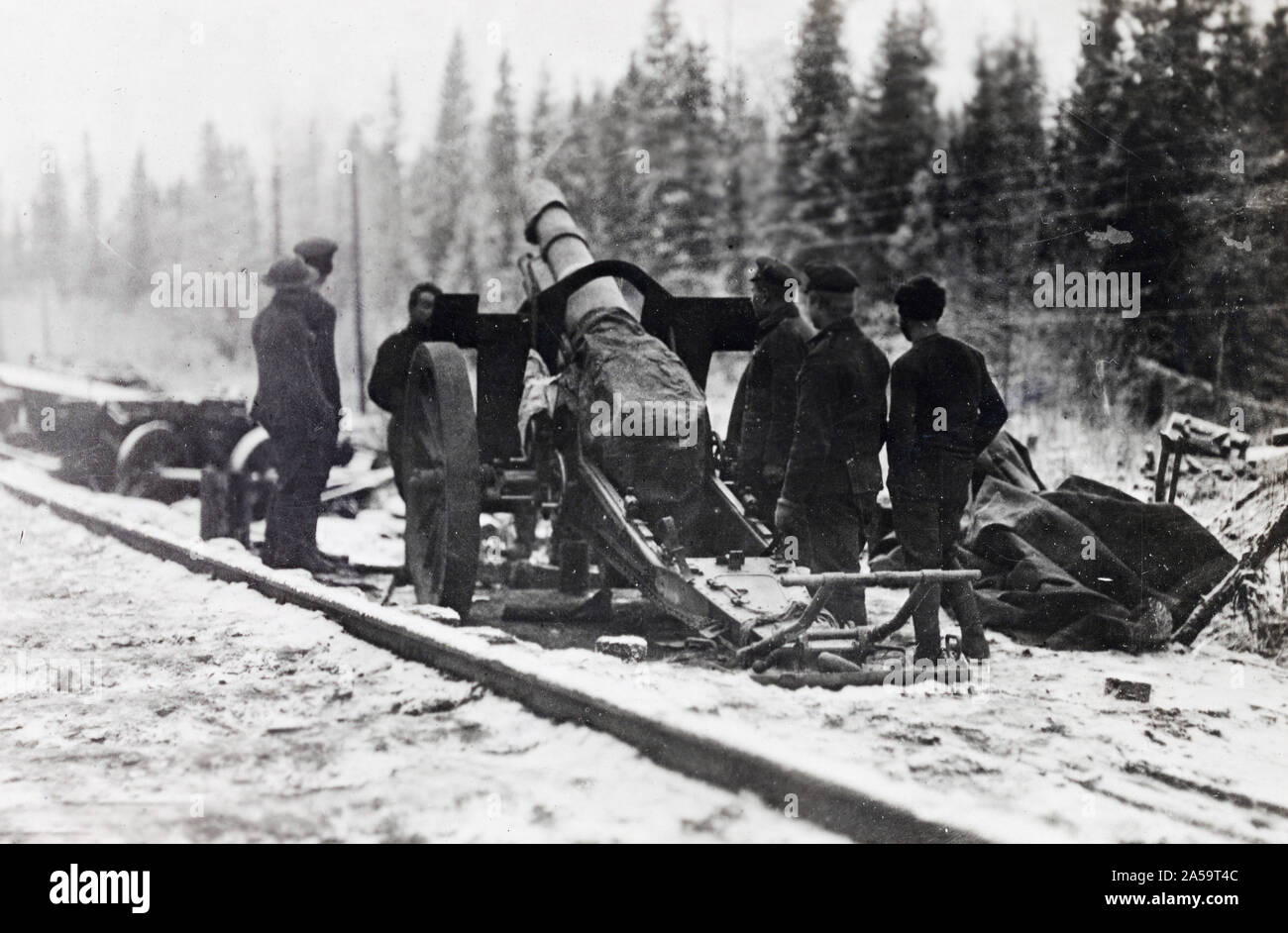 THE AMERICANS IN NORTH RUSSIA. Gun crew manning a 155 mm piece close to an American position on Vologda railway fighting line ca. 1918-1919 Stock Photo